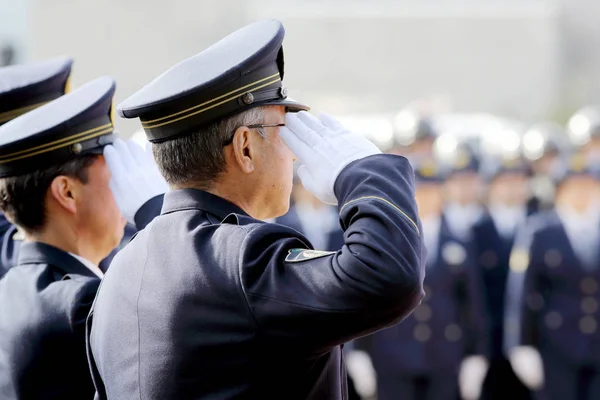 Saluant les policiers japonais